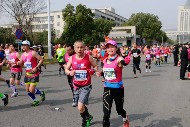 最美丽的校园、最热情的观众、最贴心的服务——2016无锡国际马拉松赛途径我校