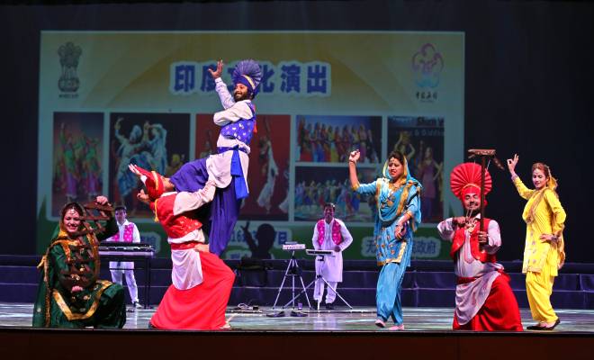 高雅艺术进校园——印度文化演出《班戈拉与吉达舞》在我校华丽开演