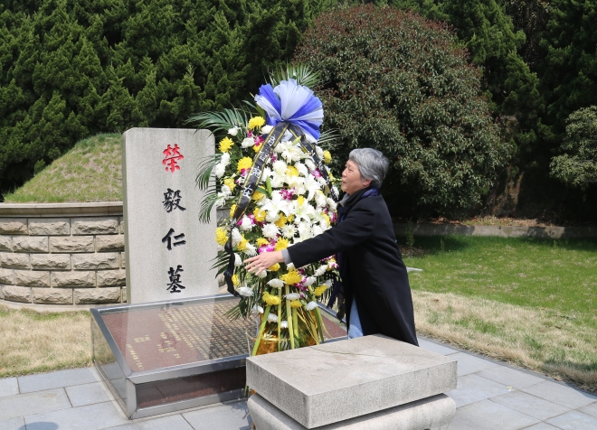江大师生祭扫荣毅仁及夫人杨鉴清墓地