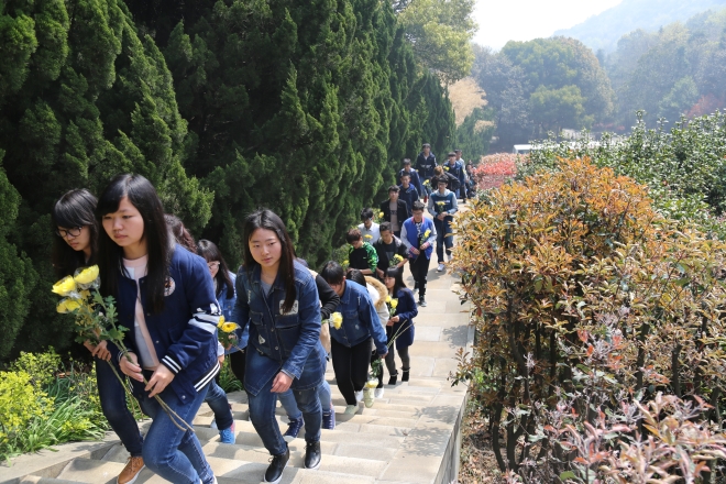 江大师生祭扫荣毅仁及夫人杨鉴清墓地