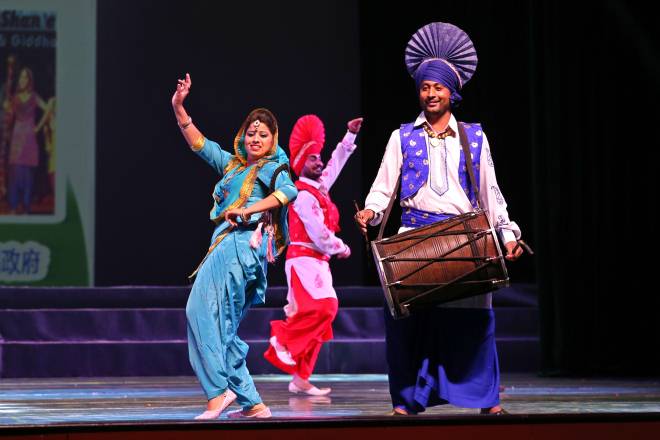 高雅艺术进校园——印度文化演出《班戈拉与吉达舞》在我校华丽开演