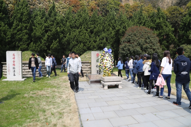 江大师生祭扫荣毅仁及夫人杨鉴清墓地