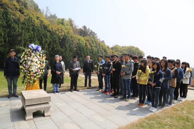 江大师生祭扫荣毅仁及夫人杨鉴清墓地
